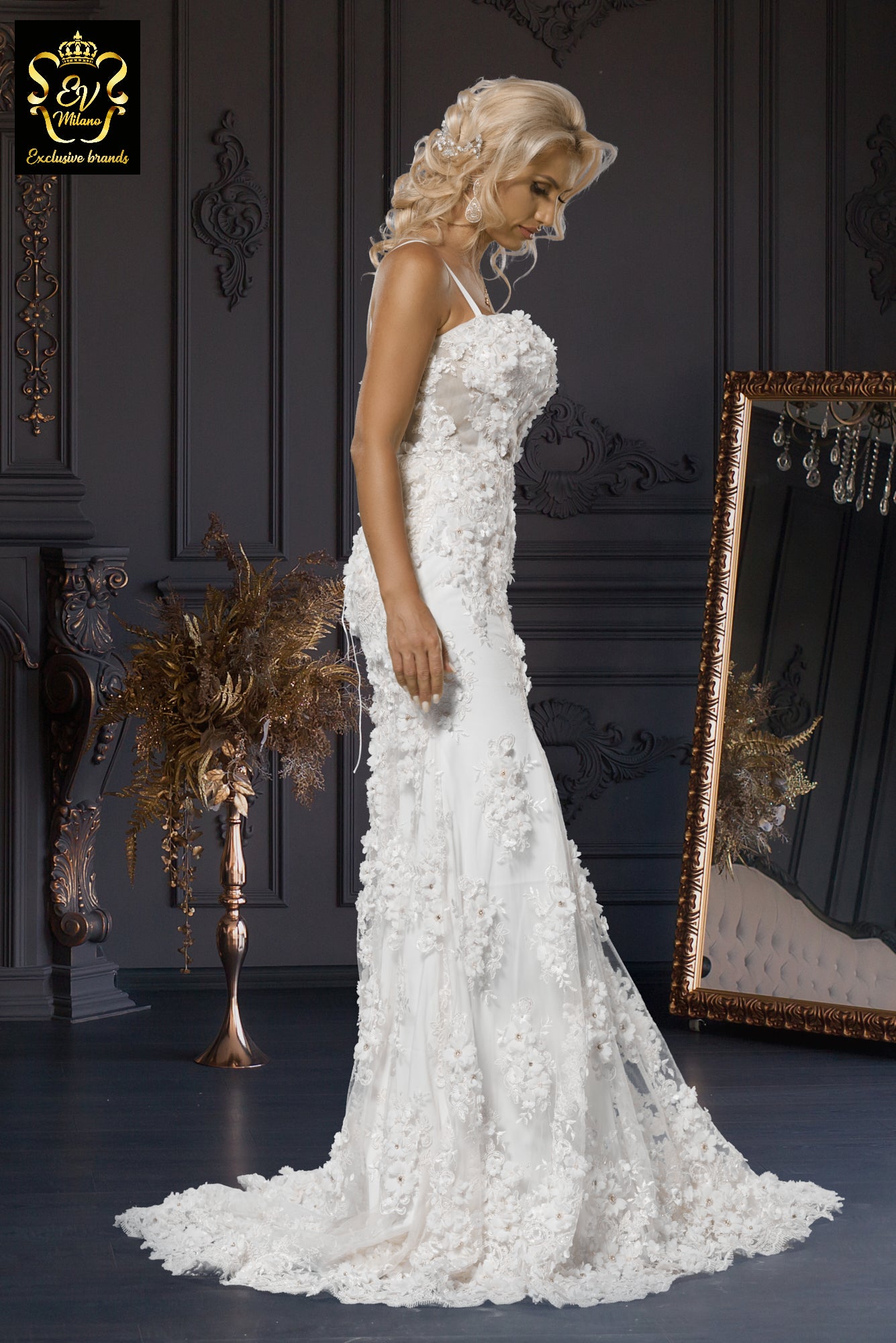 Long wedding dress with thin straps, embroidered model and train EVM-1018