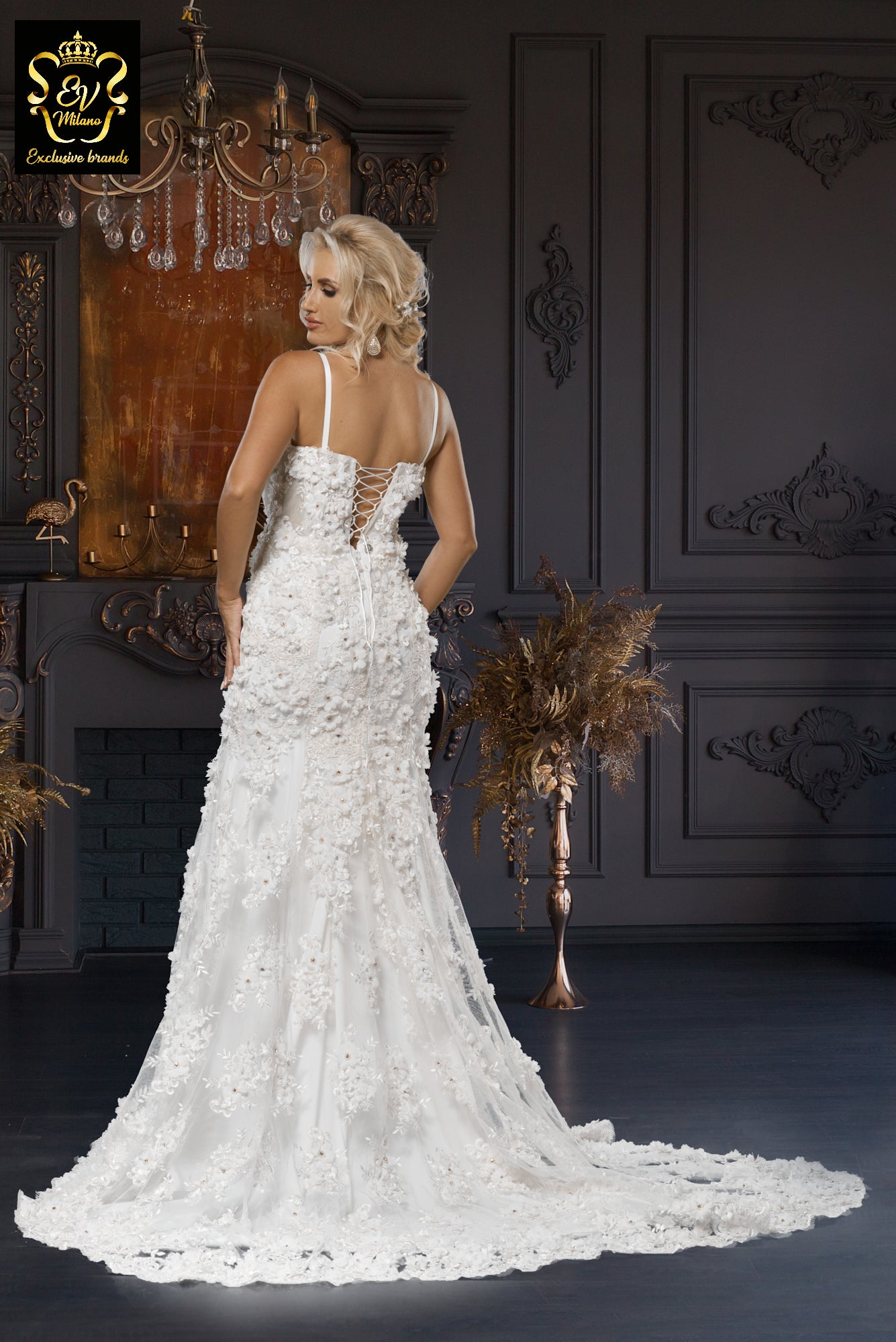 Long wedding dress with thin straps, embroidered model and train EVM-1018