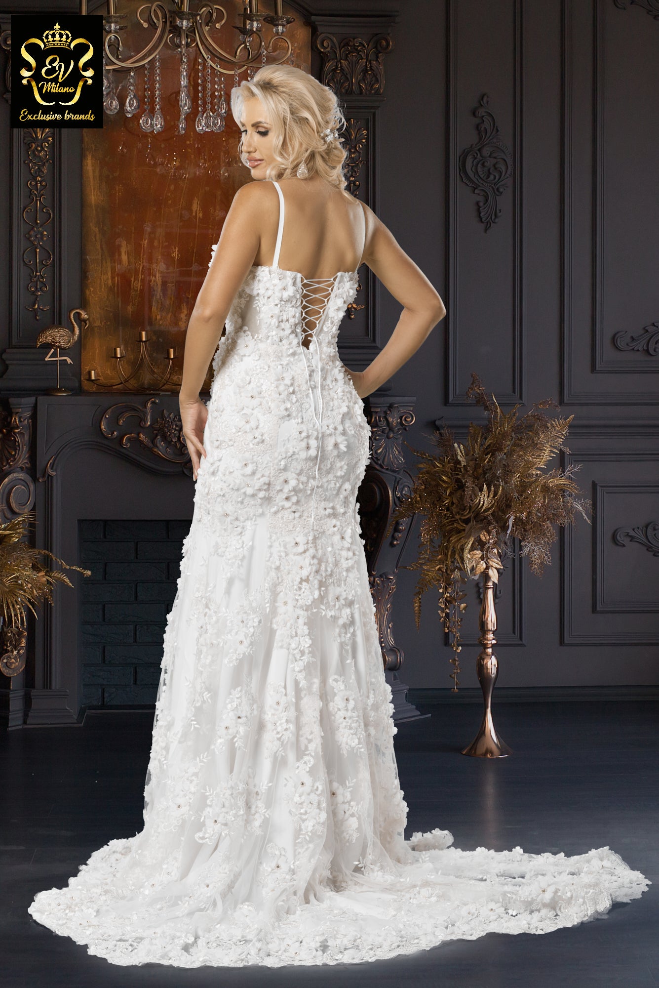 Long wedding dress with thin straps, embroidered model and train EVM-1018