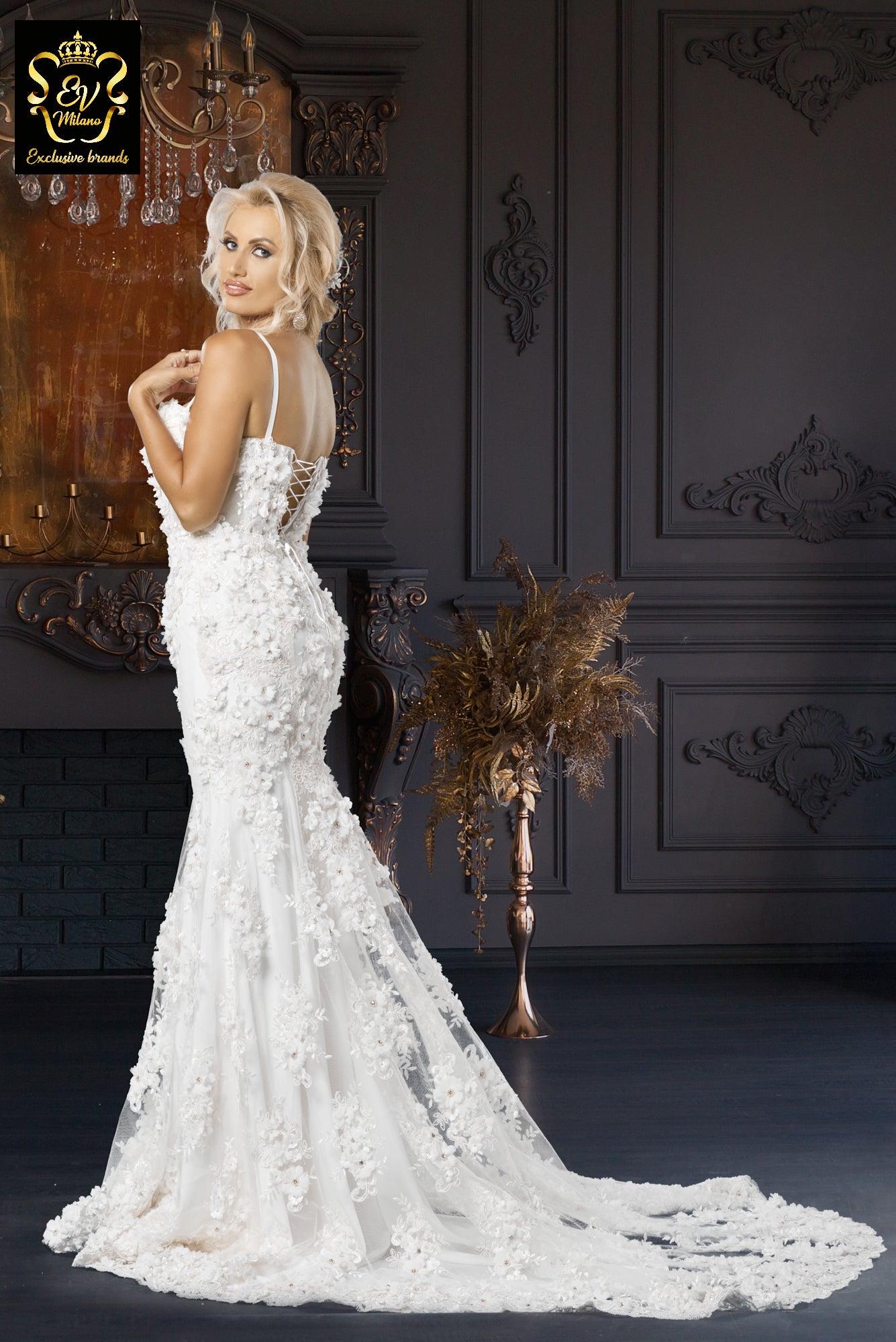 Long wedding dress with thin straps, embroidered model and train EVM-1018