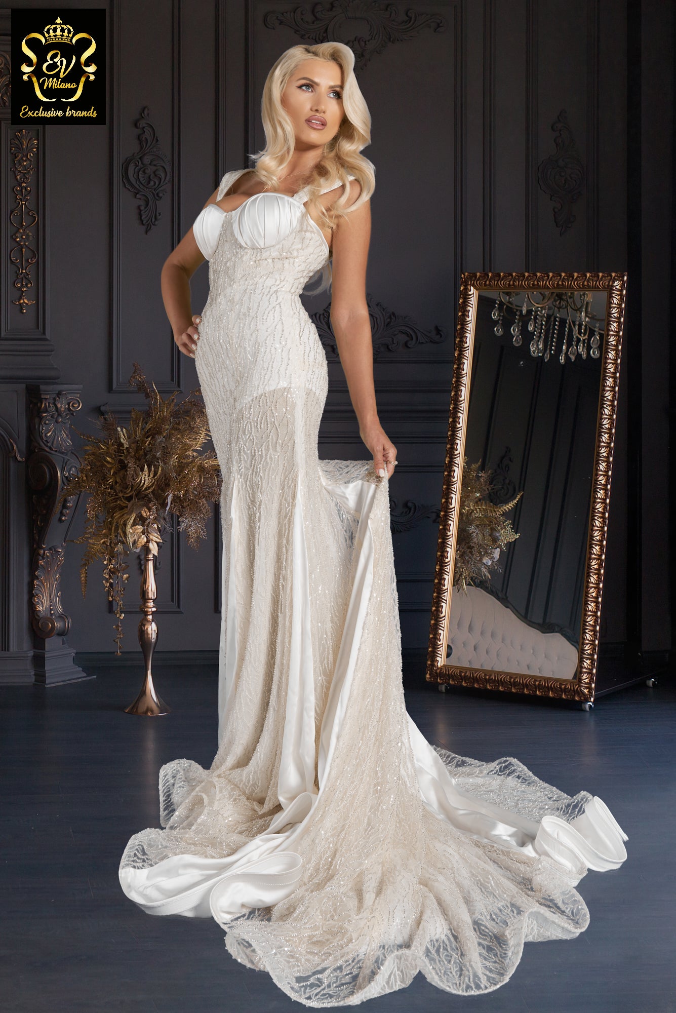 Long wedding dress with wide straps precious model and train EVM