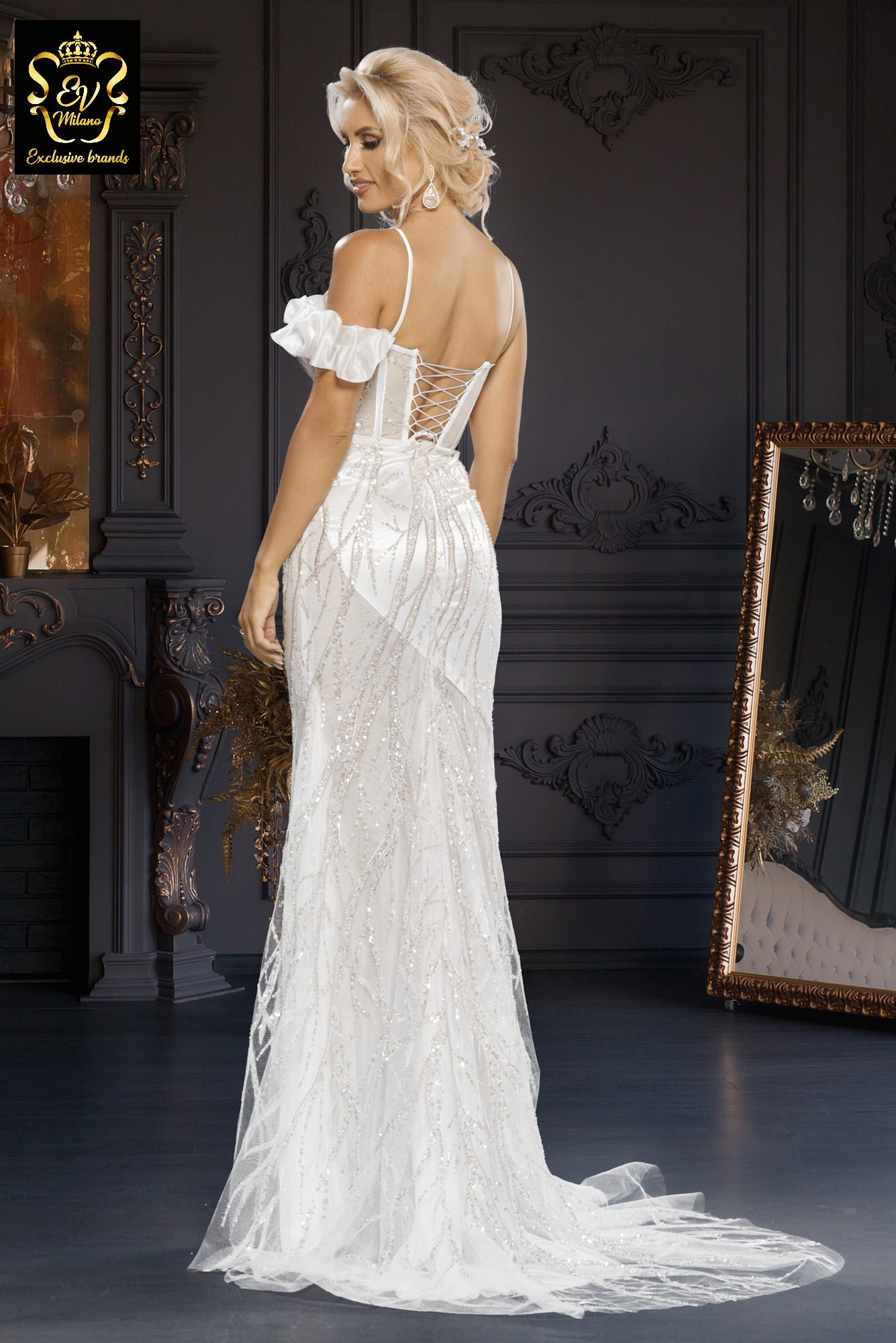 Long wedding dress with thin straps, precious model and train EVM-1008