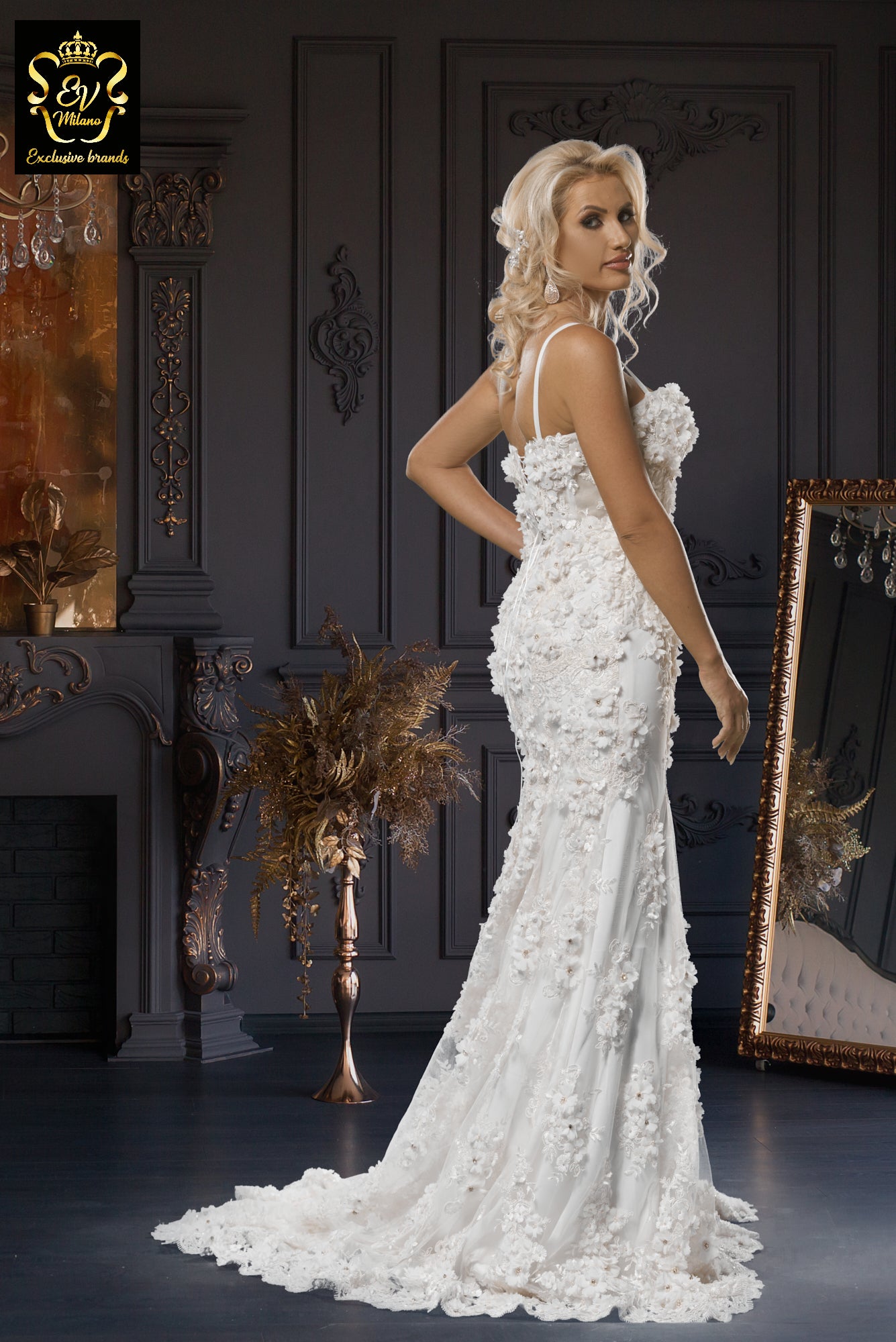 Long wedding dress with thin straps, embroidered model and train