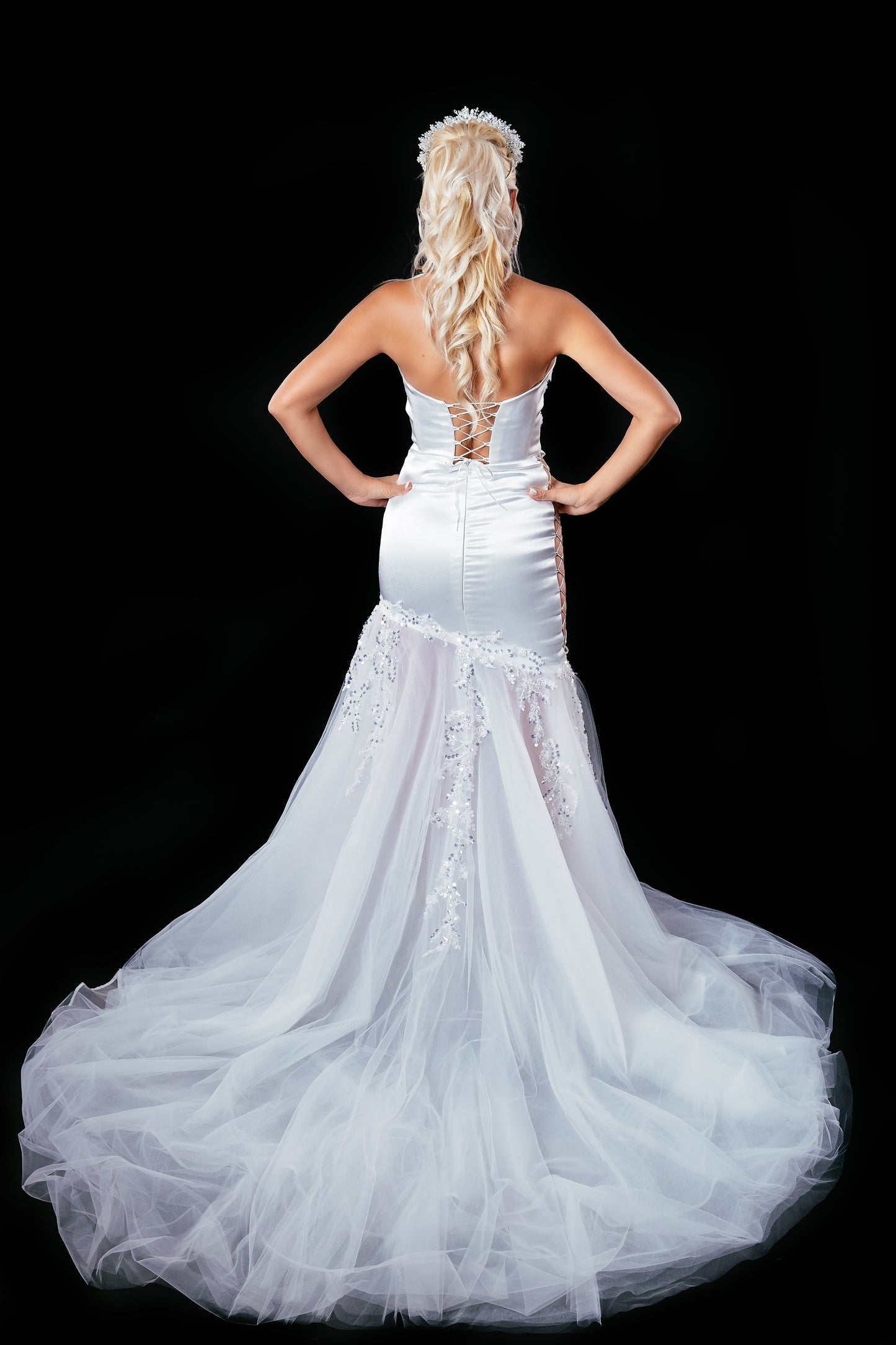 Long sleeveless wedding dress EVM-1043