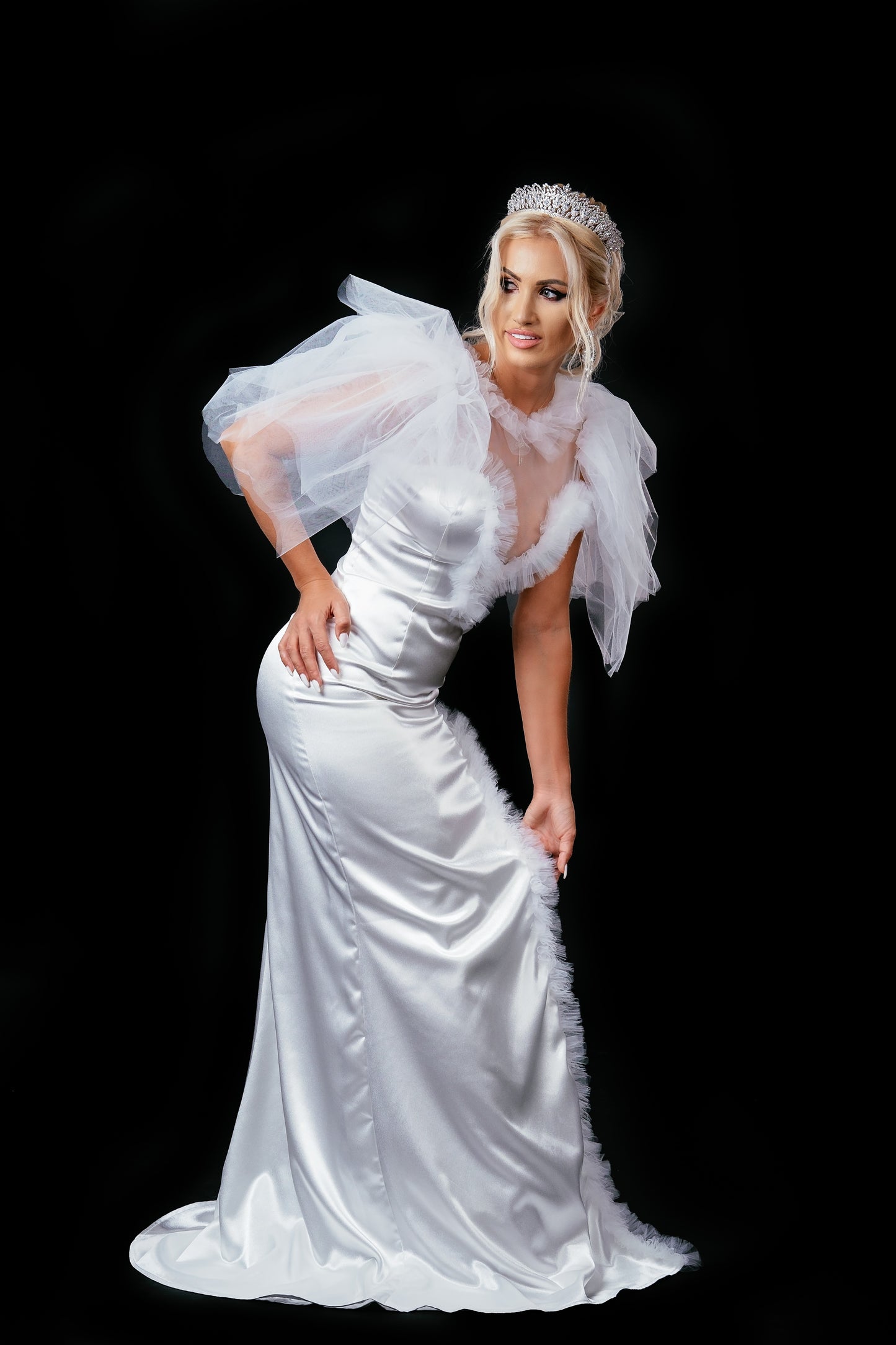 Long wedding dress with short sleeves and long  train EVM-1038