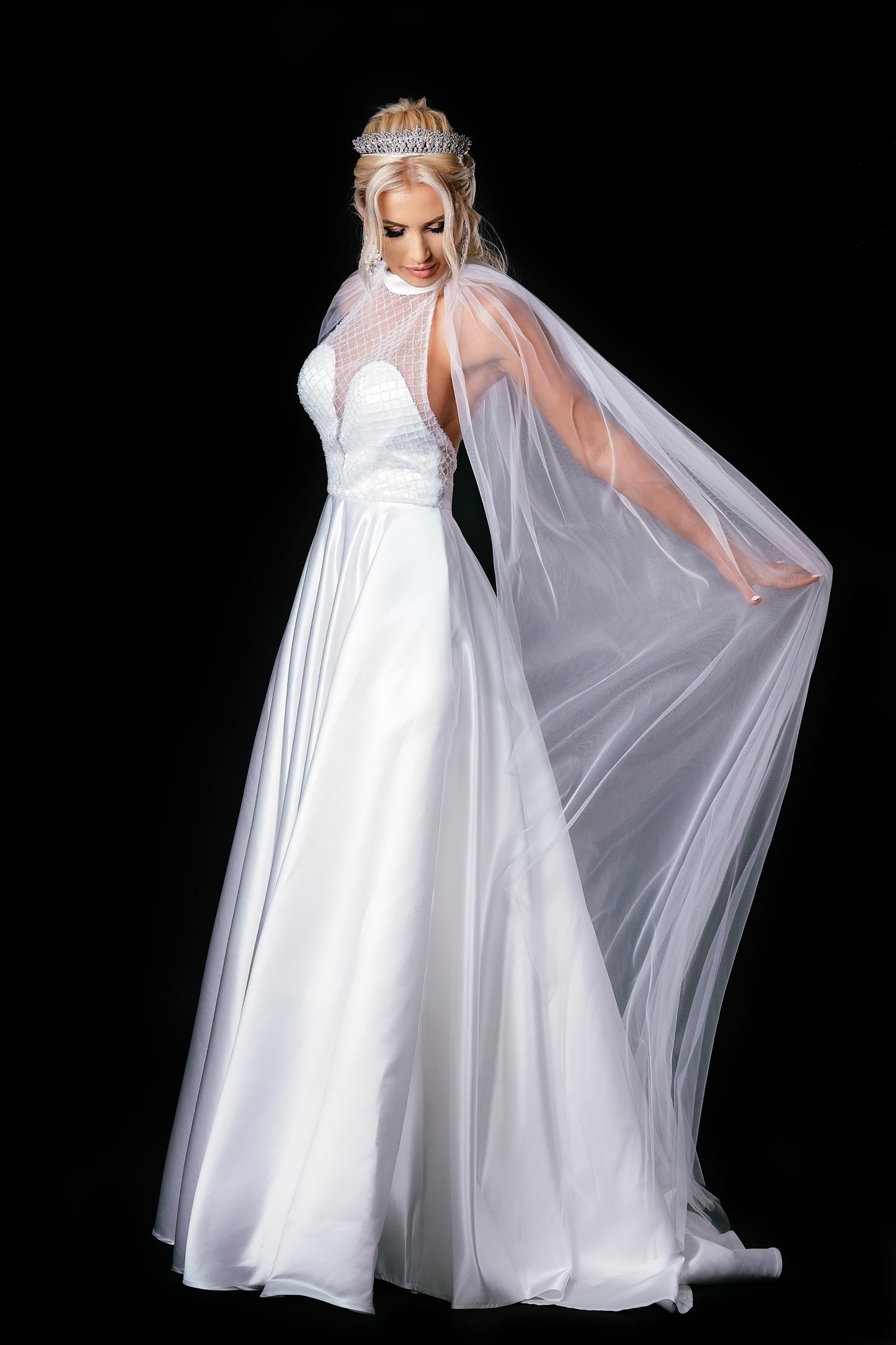 Long sleeveless wedding dress with tulle cap EVM-1037