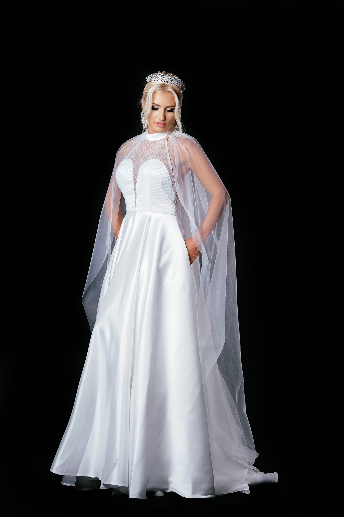 Long sleeveless wedding dress with tulle cap EVM-1037