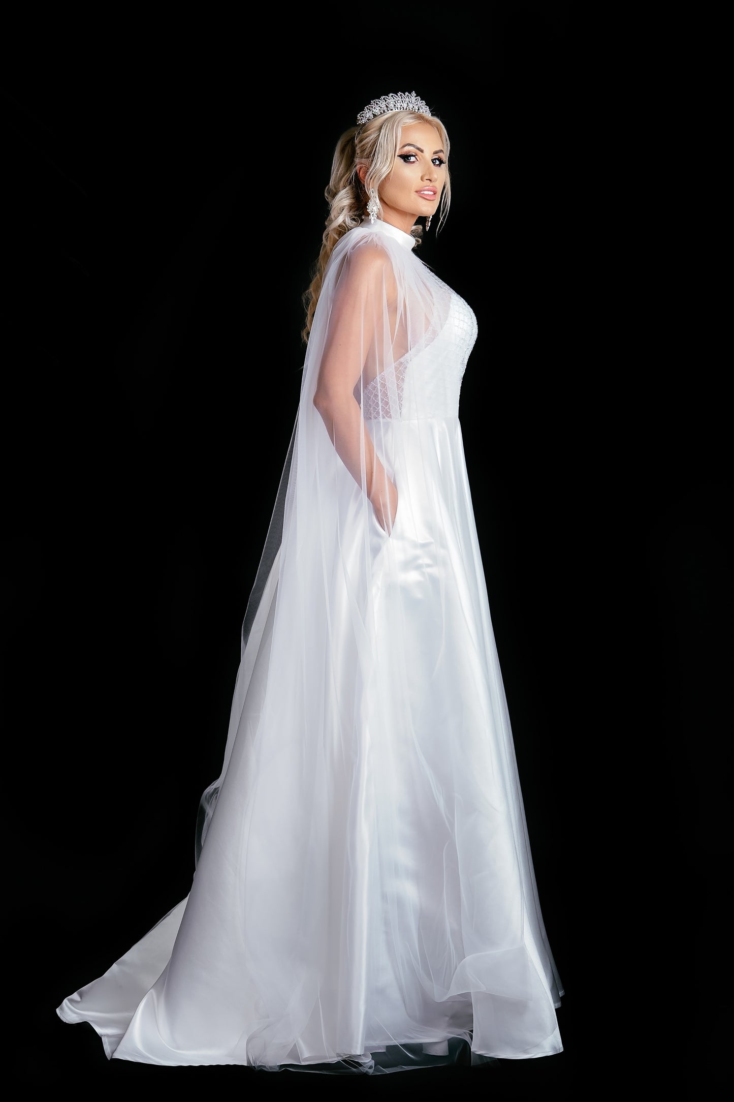 Long sleeveless wedding dress with tulle cap EVM-1037