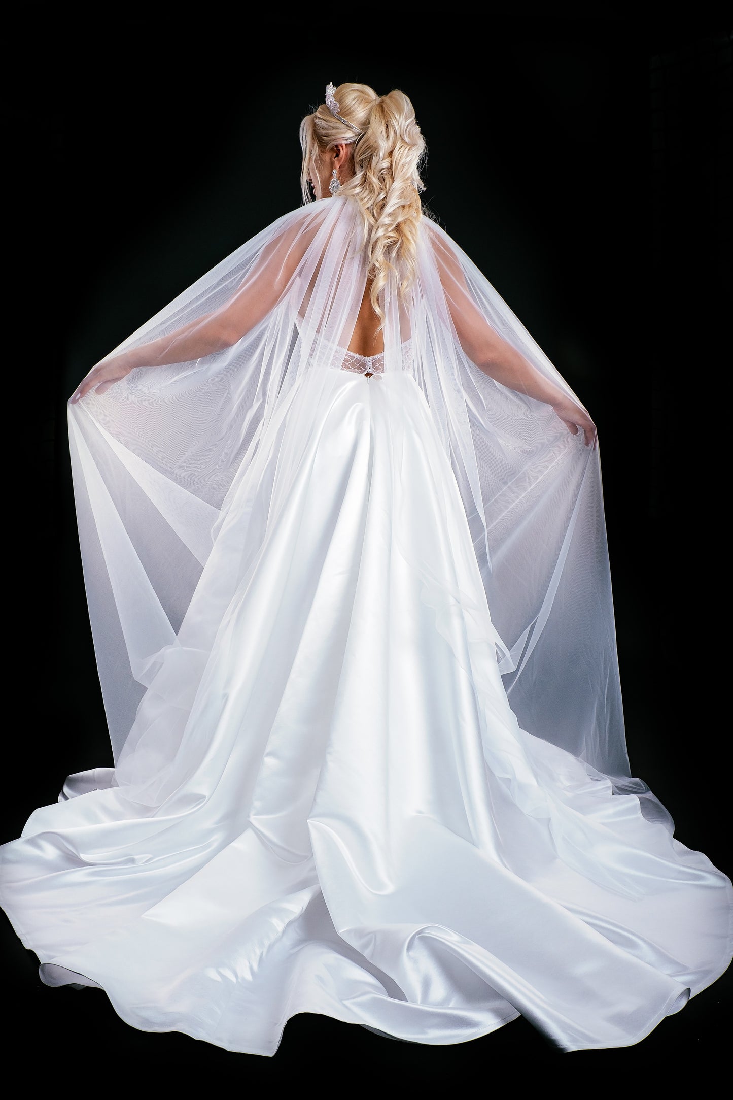 Long sleeveless wedding dress with tulle cap EVM-1037